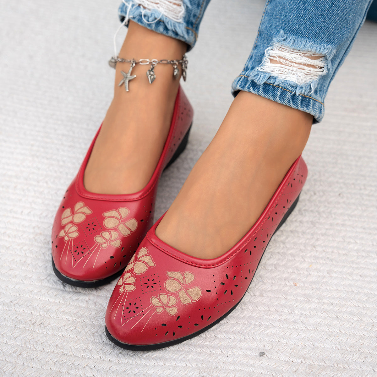 Women's orthopedic slip-on shoes, comfortable and breathable.