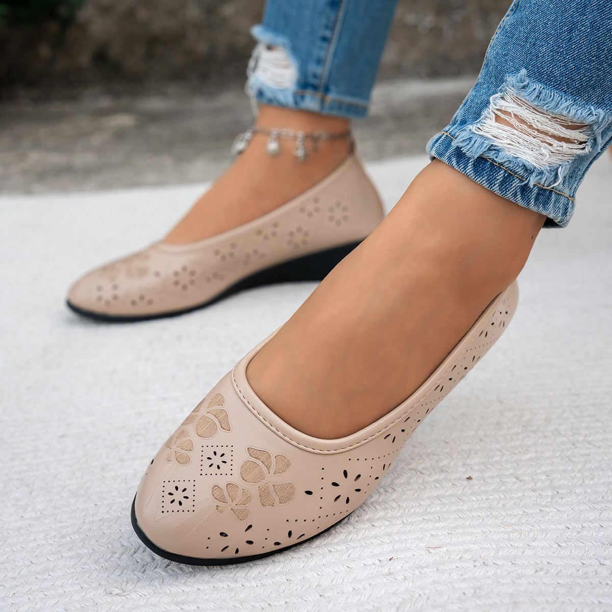 Women's orthopedic slip-on shoes, comfortable and breathable.