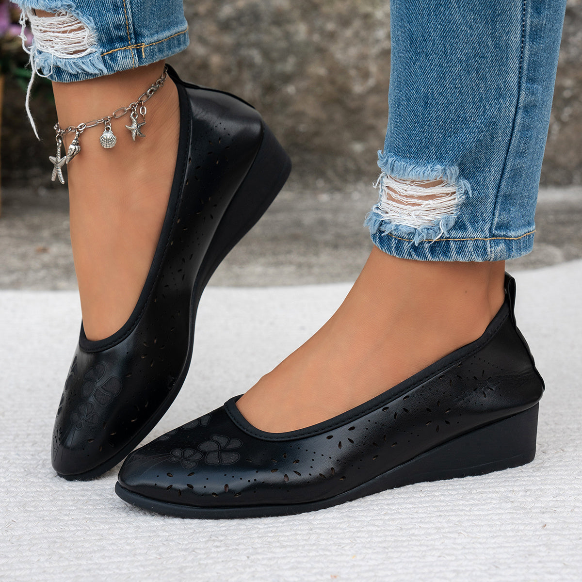Women's orthopedic slip-on shoes, comfortable and breathable.
