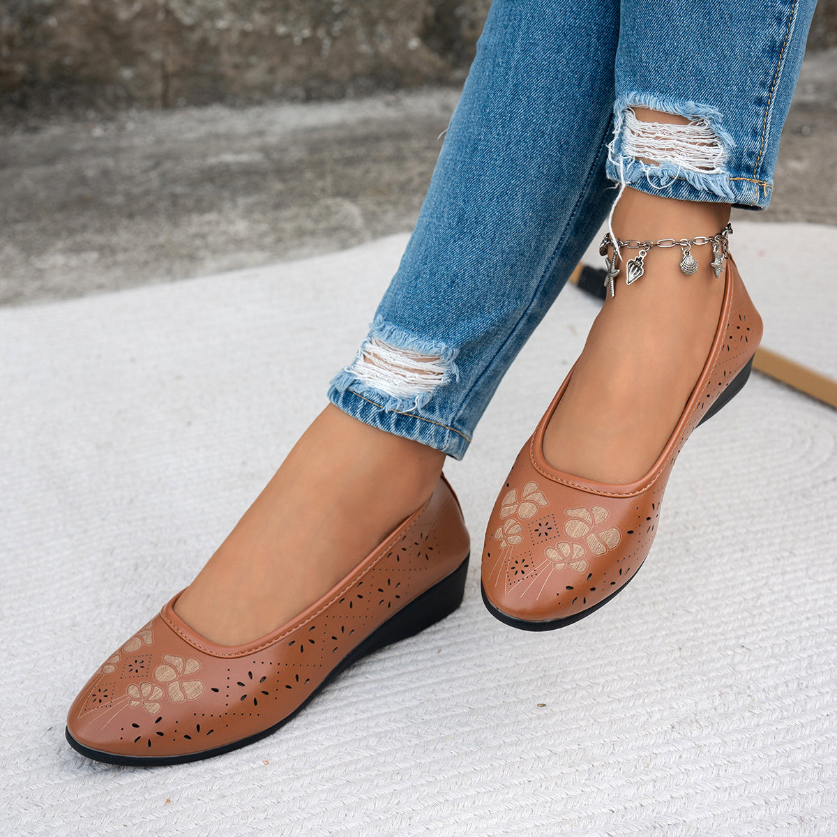 Women's orthopedic slip-on shoes, comfortable and breathable.