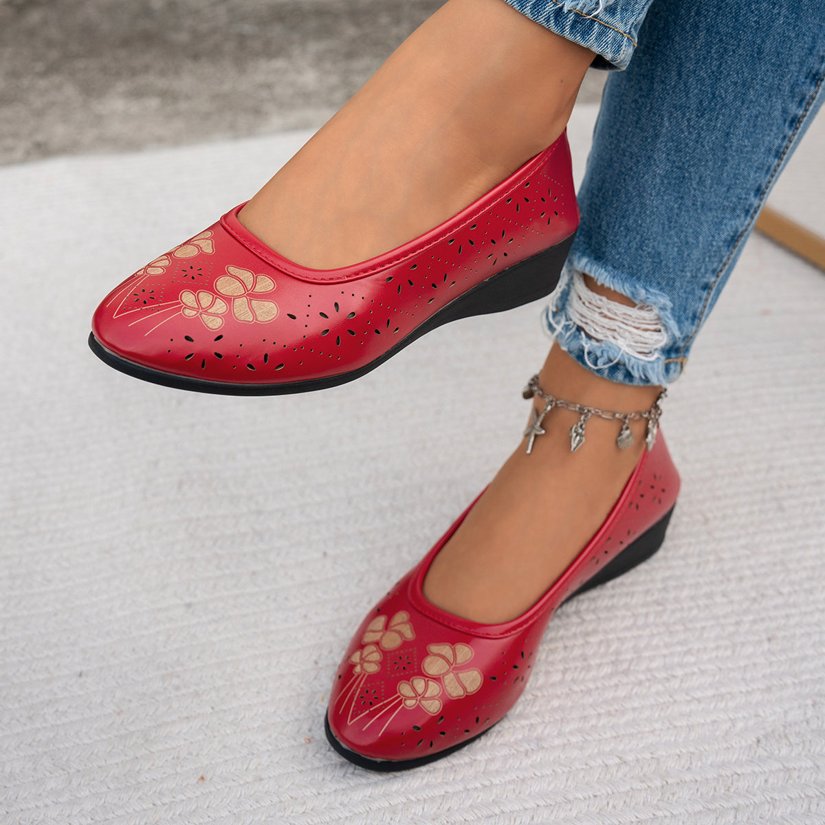 Women's orthopedic slip-on shoes, comfortable and breathable.